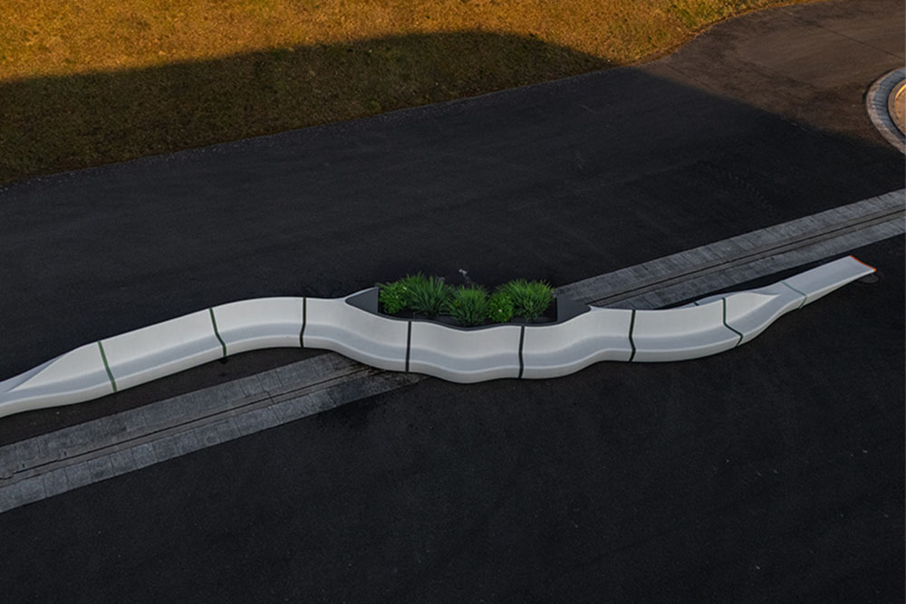 3D gedruckte Bank im Hof bei Sonnenuntergang_1000x667px_02
